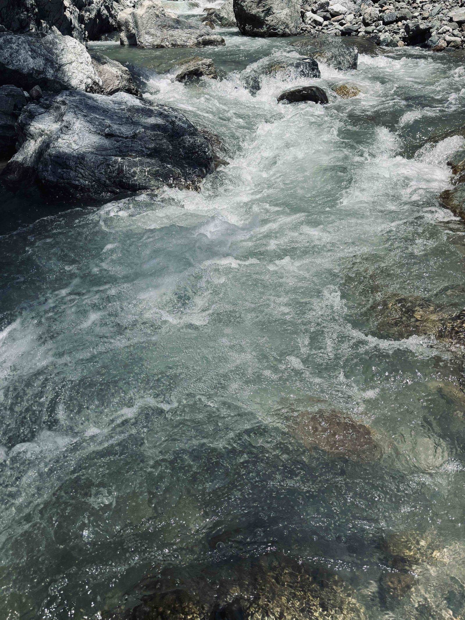 宿のそばを流れる川
